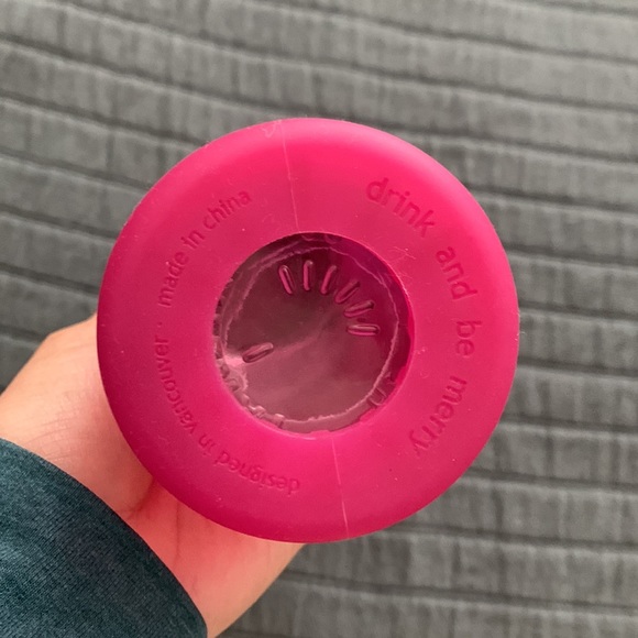 💯Auth lululemon athletics glass bottle magenta with silicone cover & screw top - Picture 3 of 7